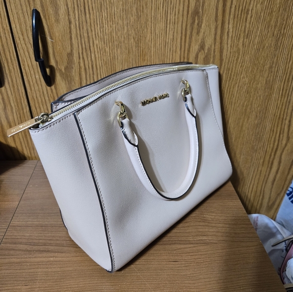 - Michael Kors bag - Picture 9 of 9